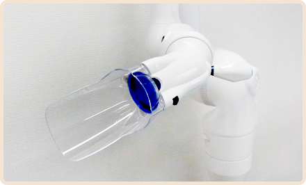 治療時の粉塵を吸入する口腔外バキュームです