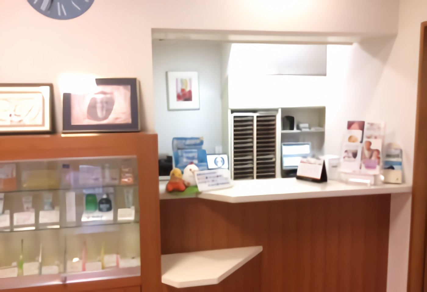 ①医院入口②待合室③受付