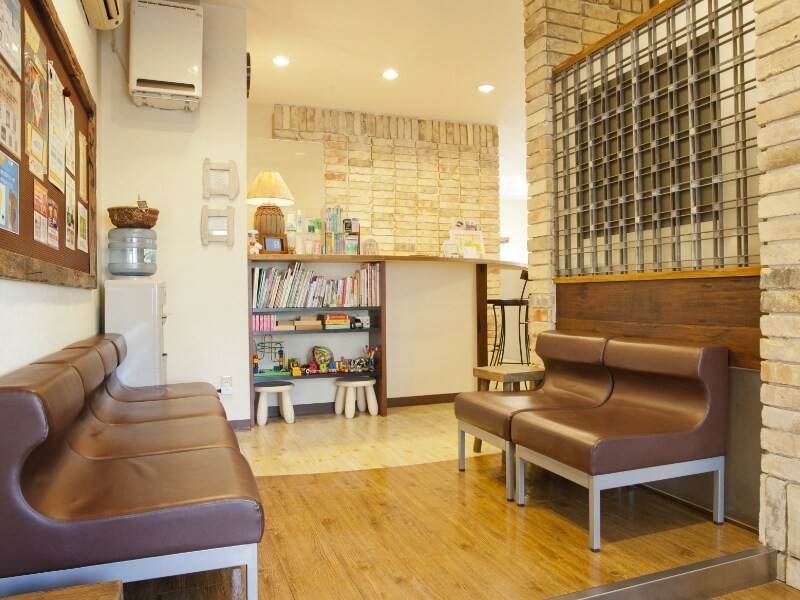 院内は落ち着いた色の作りとなっています