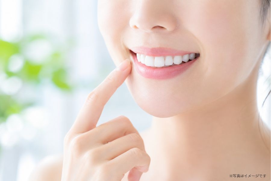 白い素材を用いた自然な仕上がりの修復治療を行っています