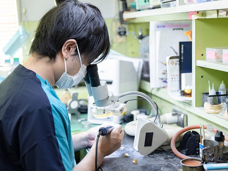 ①医院外観②待合室③技工室