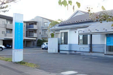 ①クリニック外観②受付③待合室
