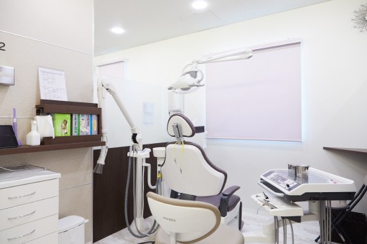 ①外観②待合室③診療室