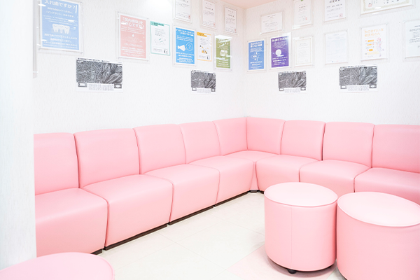 ①受付 ②待合室 ③医院外観