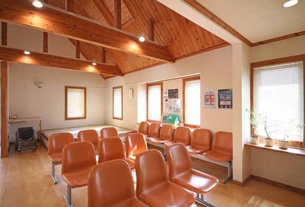 ①医院外観 ②待合室 ③イメージ写真