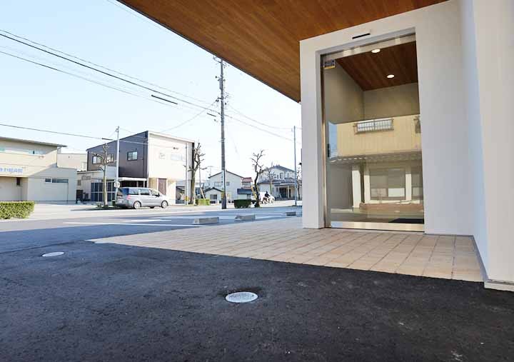 車イスやベビーカーでも入れるようフラットな床となっています