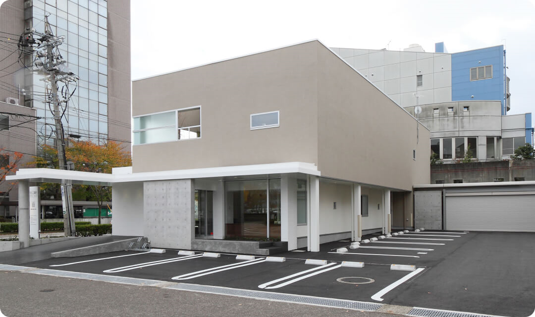 ①クリニック外観②駐車場完備③待合室