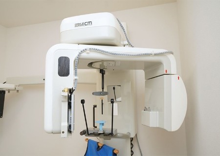 正しい噛み合わせのために正確な診断を行うパノラマレントゲンです