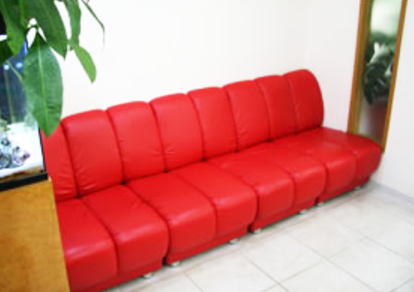 ①クリニック外観　②受付　③待合室