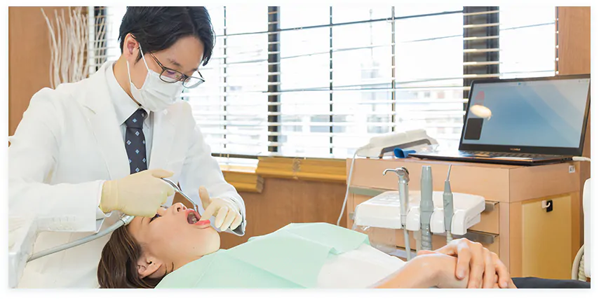 透明で目立ちにくい装置を用いて歯並びを整えています