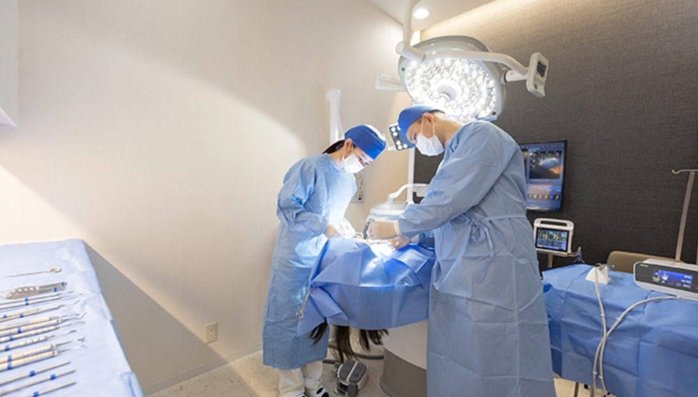 ①治療風景　②診療チェア　③オペ室