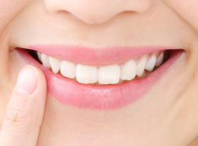 自然で明るい笑顔につながる美しい口元を目指しています