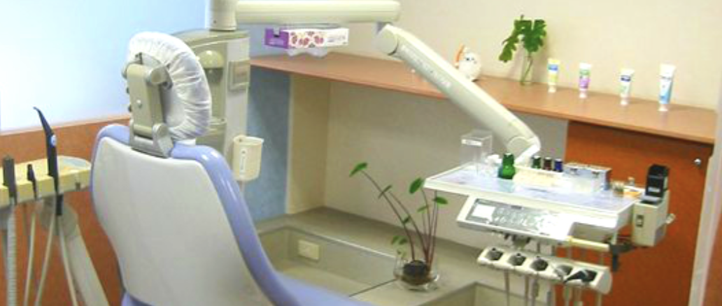 ①診療室 ②③院内風景