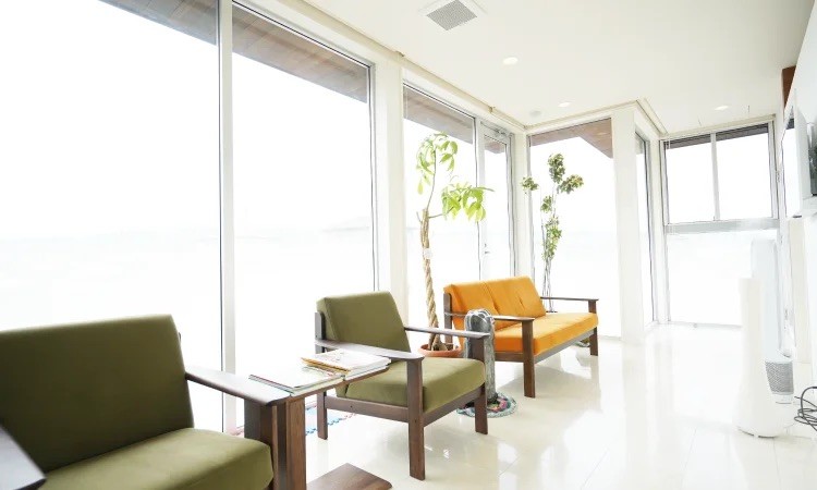 ①医院外観②受付③待合室