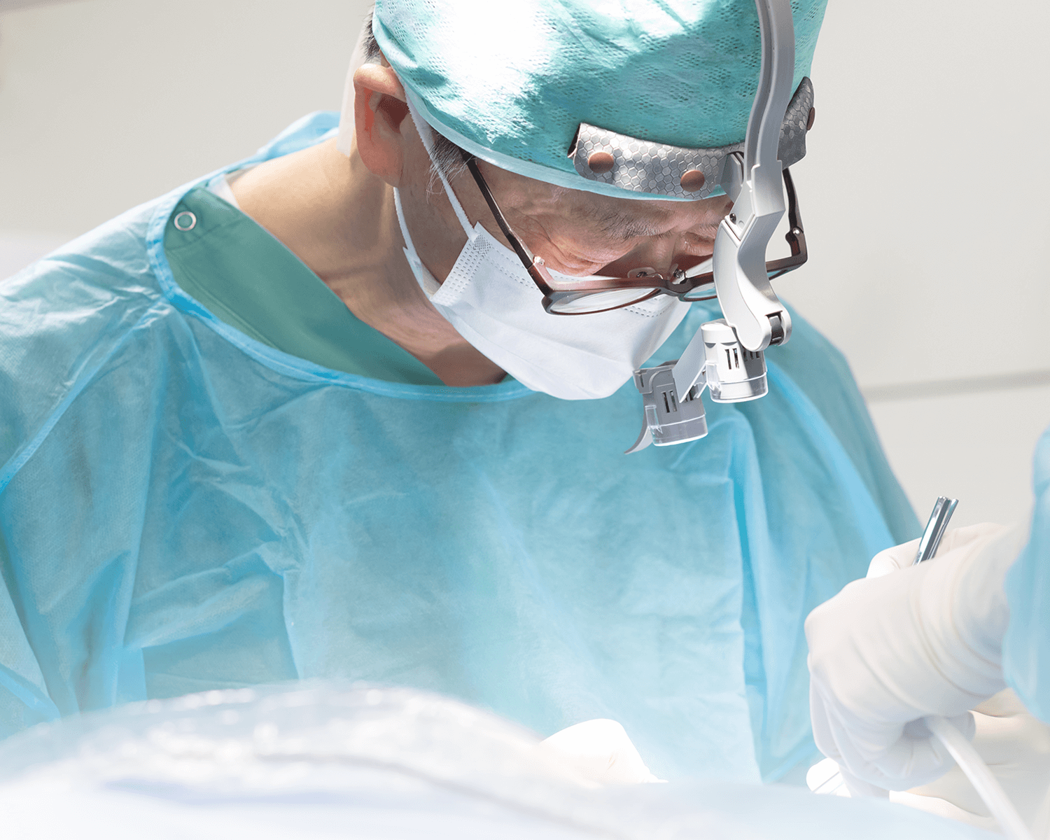 インプラント治療を通じて患者様に自然な咀嚼機能と美しい口元を提供しています