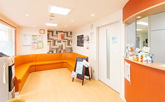 ①クリニック外観②受付・待合室③診療室