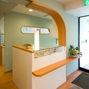 ①クリニック外観　②受付　③待合室