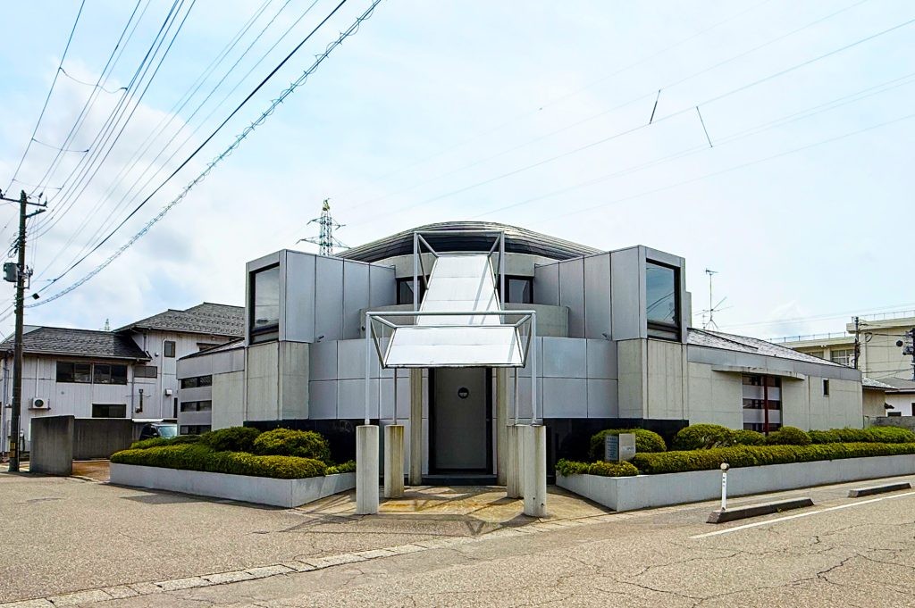 ①外観②待合室③診療室