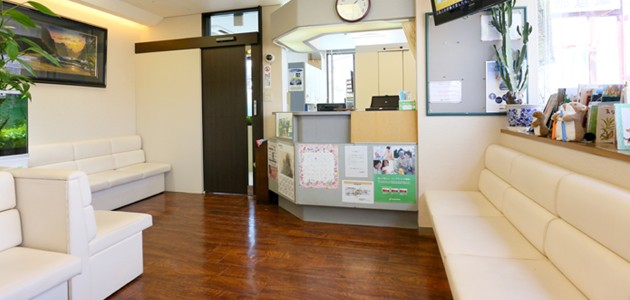 ①外観②待合室③無料託児サービス