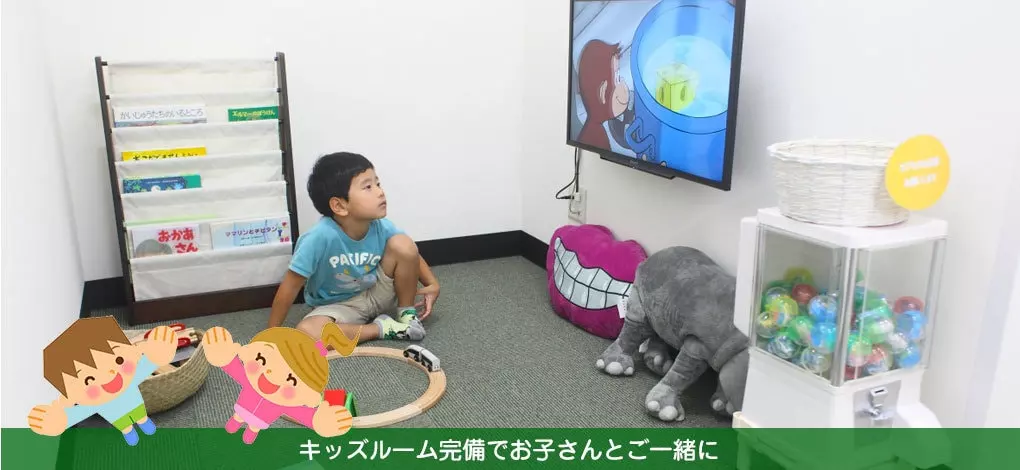 ①医院外観　②スタッフ　③キッズスペース