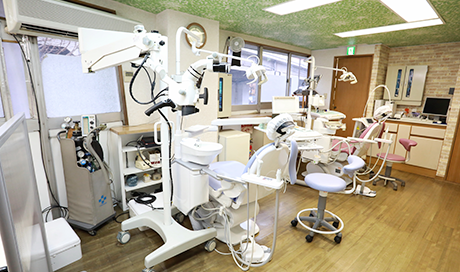 ①外観②診療室③診療の様子