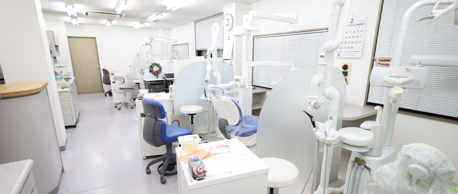 ①診療室 ②院内風景 ③受付時間