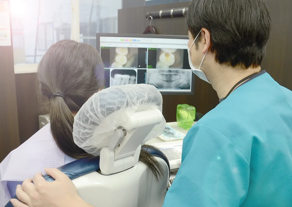 歯科医師と歯科衛生士で歯周病治療を行います