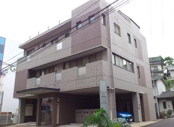 ①医院外観②受付③木目調の院内