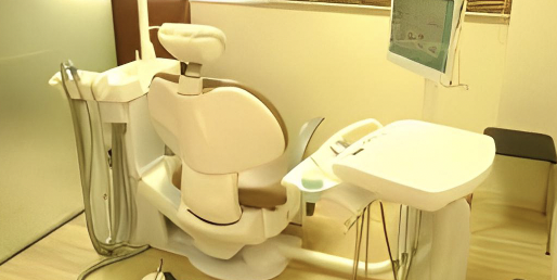 ①クリニック外観②待合室③診療チェア