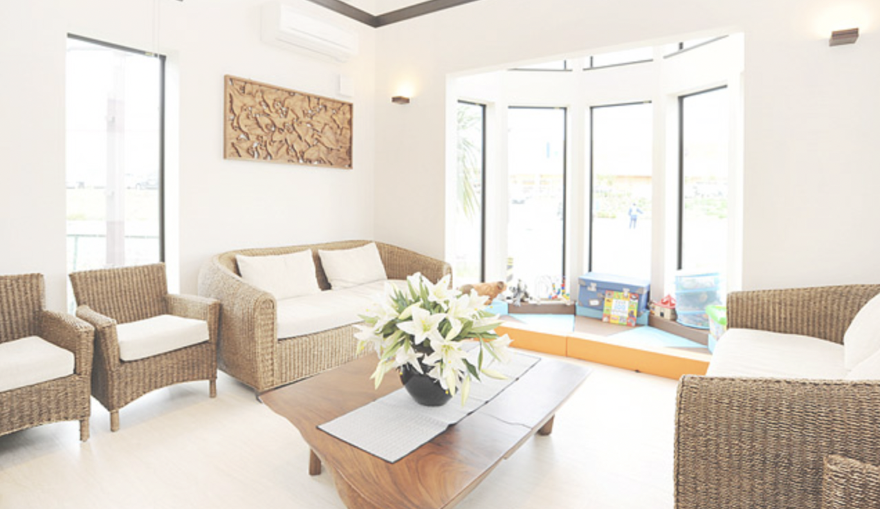 ①クリニック外観②待合室③診療チェア