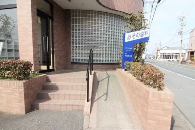 自然な色合いと耐久性を両立。セラミック治療の選択肢も