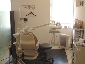 【与那城郵便局前・駐車場7台】歯周内科の考え方を取り入れた歯周病治療に取り組む屋慶名歯科医院