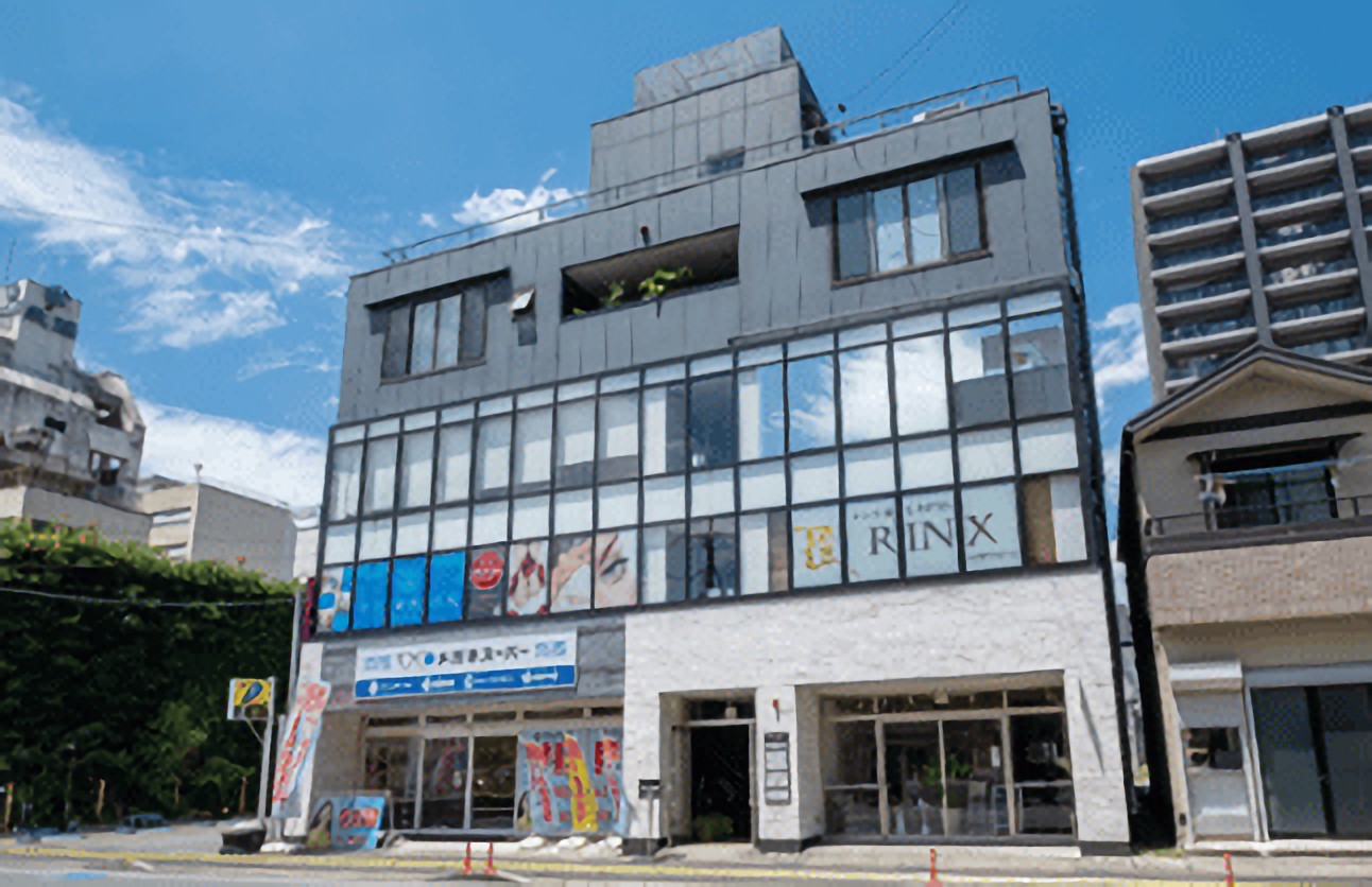 ①ビル外観②医院入口③待合室