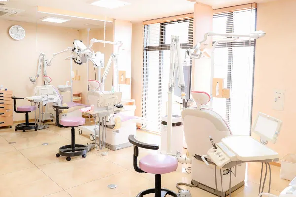 明るい院内でお子様もリラックスできます