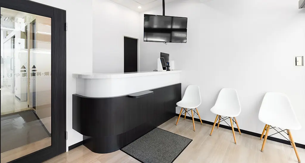 【船橋駅 北口から徒歩2分】【土曜も17:30まで診療】【日本口腔インプラント学会専門医 在籍】CT・顕微鏡・マイクロスコープを駆使し、精密で痛みに配慮した治療を提供する船橋もりやま歯科・矯正歯科