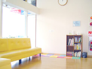 ①外観　②待合室　③診療室