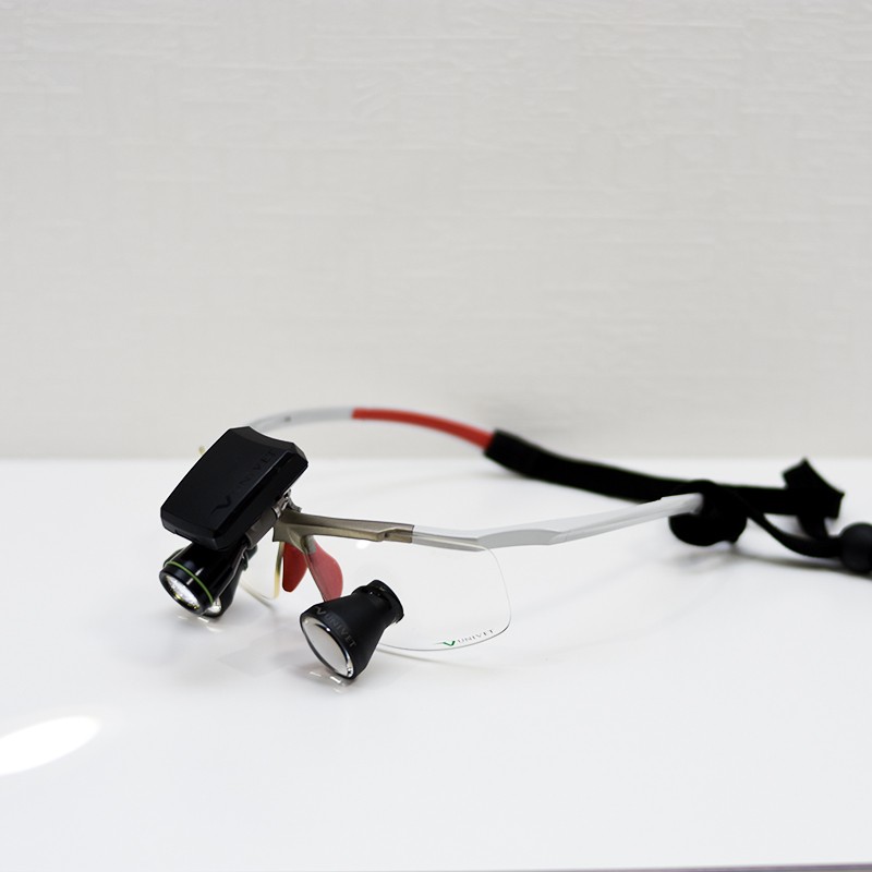 拡大鏡を使用して細部まで治療しています