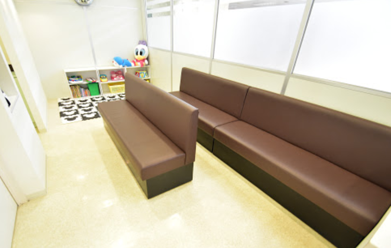 ①クリニック外観　②受付　③待合室