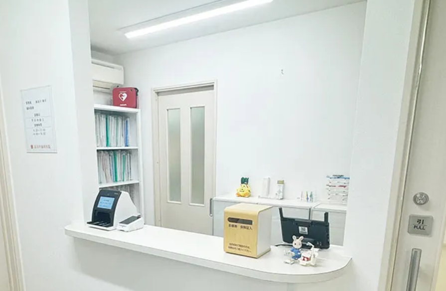 ①外観　②受付　③治療室