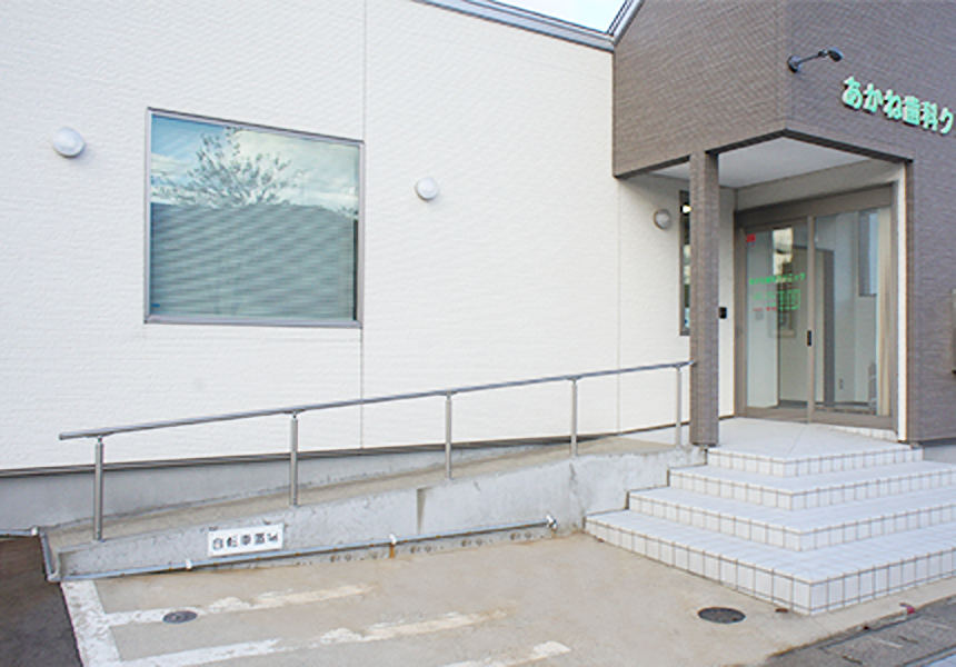 入口にはスロープがございます