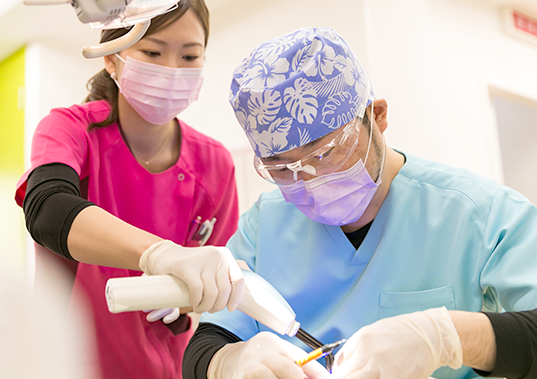 虫歯の進行を防ぎながら歯を守る治療方針が採られており、患者様が安心して治療に臨める環境が整えられています