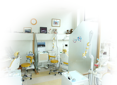 ①クリニック外観②待合室③診療チェア