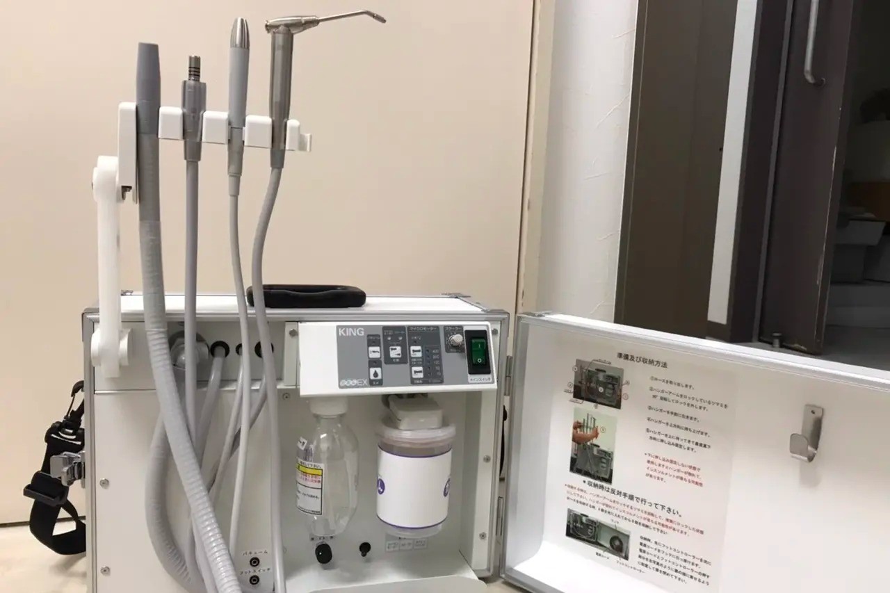 ポータブルユニットを導入しており、ご自宅で歯科医院とほぼ同等の治療が受けられます。