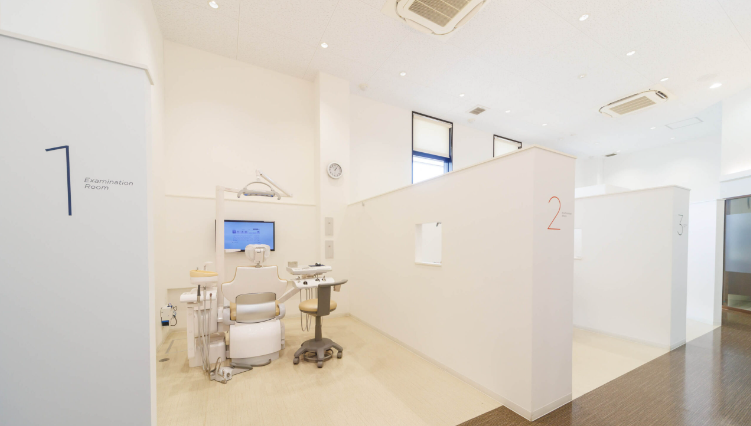 明るい診察室でリラックスして施術を受けられます