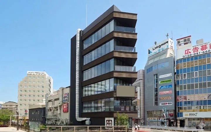①クリニック外観　②受付　③待合室