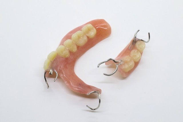 食事や会話に必要な機能を補い、日常生活を快適に過ごせる状態へ導くことが目的です。※写真はイメージです。