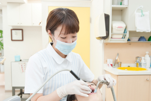 歯科衛生士がお口のクリーニングを行います