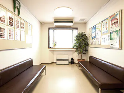 ①医院外観②待合室③診療台