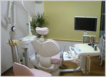 ①外観②待合室③診療スペース