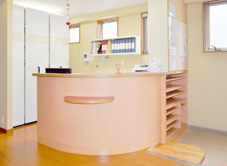 ①クリニック外観　②受付　③待合室